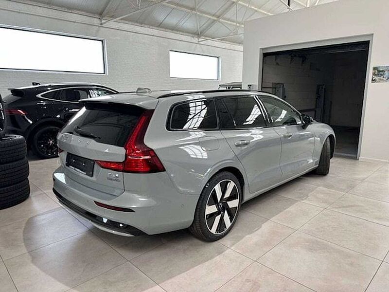Volvo V60 ULTRA DARK PLUG-IN HYBRID OPEN DAK+TAL VAN OPTIES