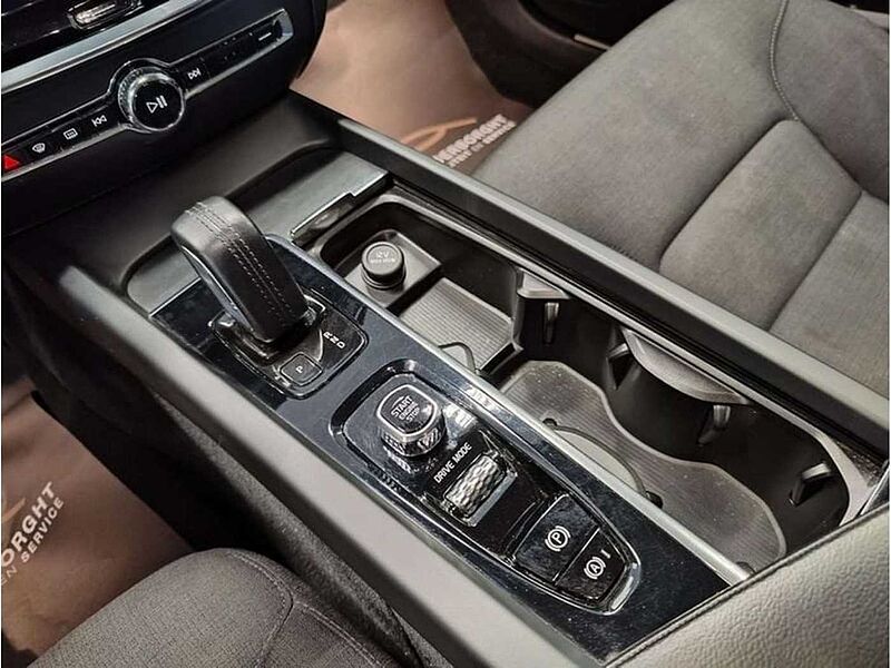 Volvo V60 MOMENTUM B3 HYBRID BENZINE AUTOMAAT
