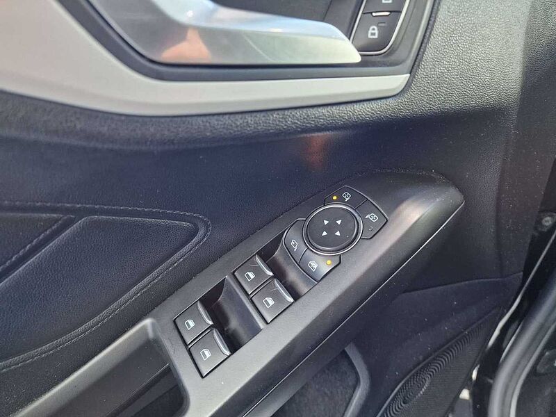 Ford Focus TITANIUM BENZINE