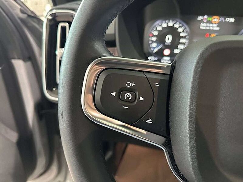 Volvo XC40 PLUS DARK PLUG-IN HYBRID 19000KM! !!